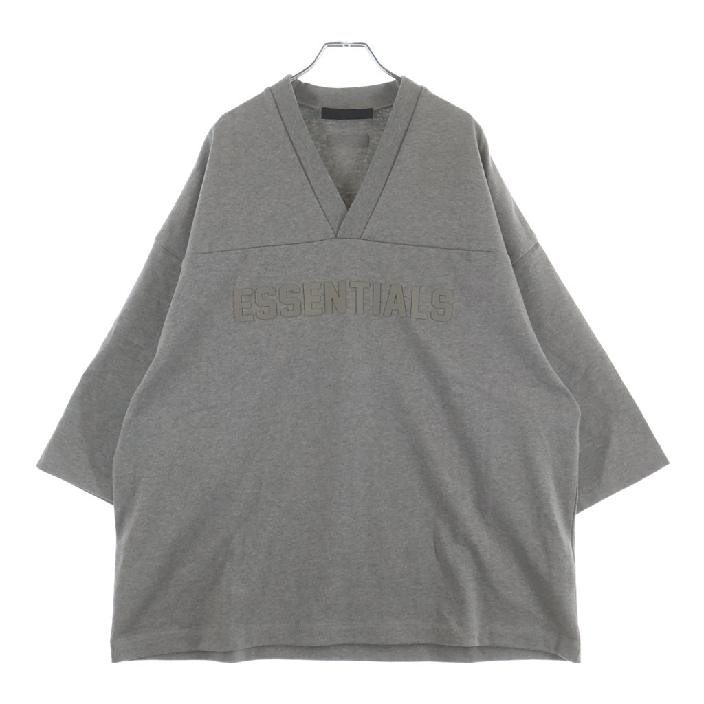 FEAR OF GOD ESSENTIALS(フィアオブゴッド エッセンシャルズ) V NECK JERSEY ラバーロゴ Vネック ヘビーオンス半袖Tシャツ グレー