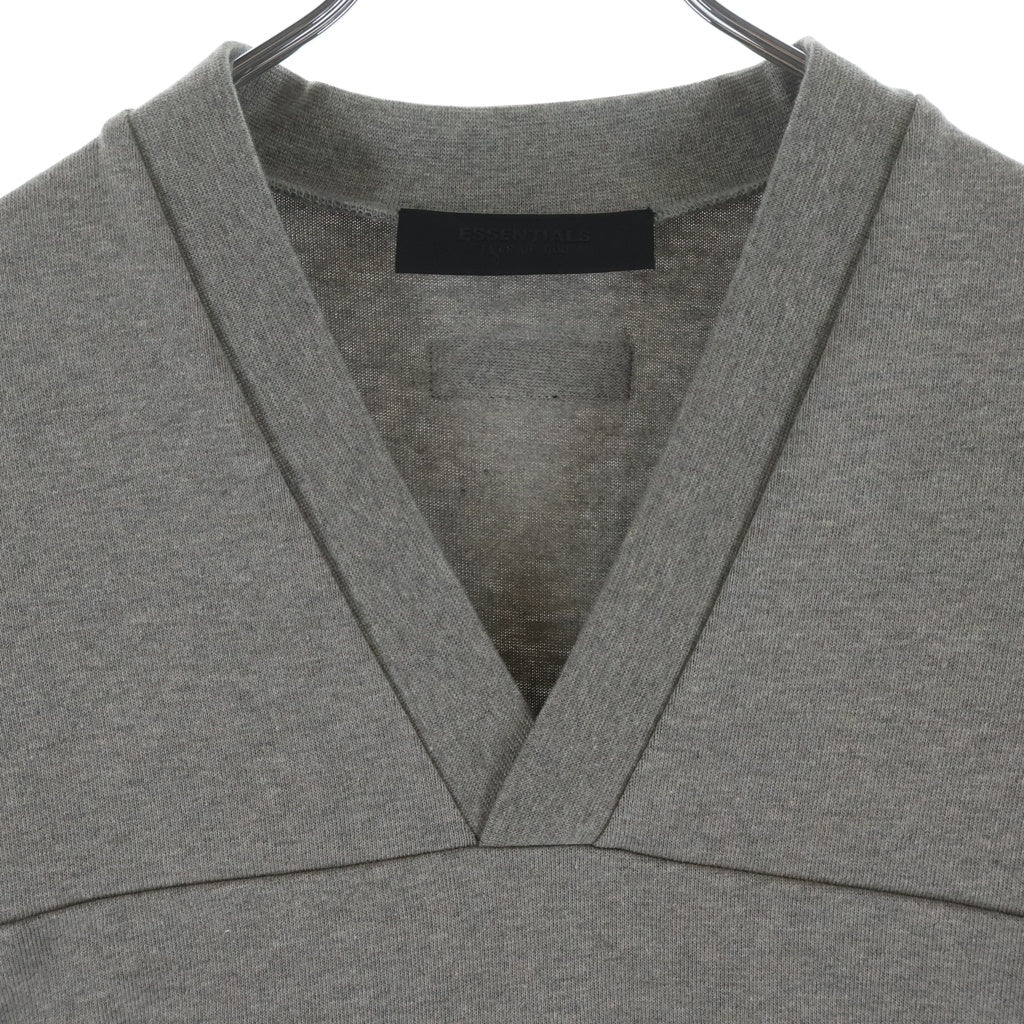 FEAR OF GOD ESSENTIALS(フィアオブゴッド エッセンシャルズ) V NECK JERSEY ラバーロゴ Vネック ヘビーオンス半袖Tシャツ グレー