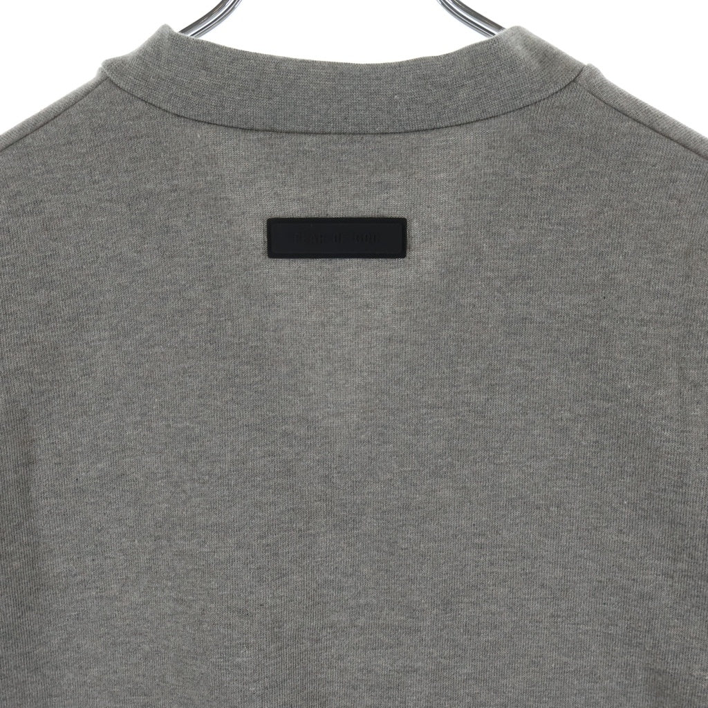 FEAR OF GOD ESSENTIALS(フィアオブゴッド エッセンシャルズ) V NECK JERSEY ラバーロゴ Vネック ヘビーオンス半袖Tシャツ グレー