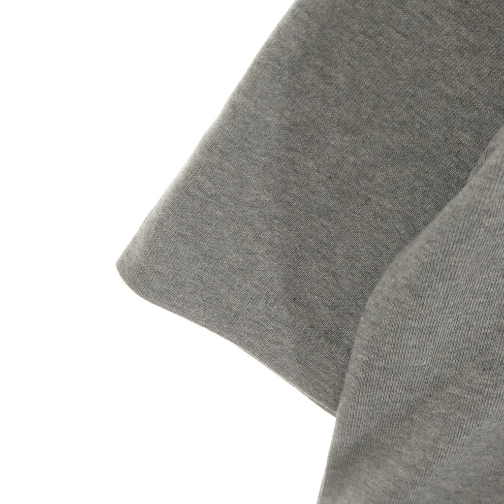 FEAR OF GOD ESSENTIALS(フィアオブゴッド エッセンシャルズ) V NECK JERSEY ラバーロゴ Vネック ヘビーオンス半袖Tシャツ グレー