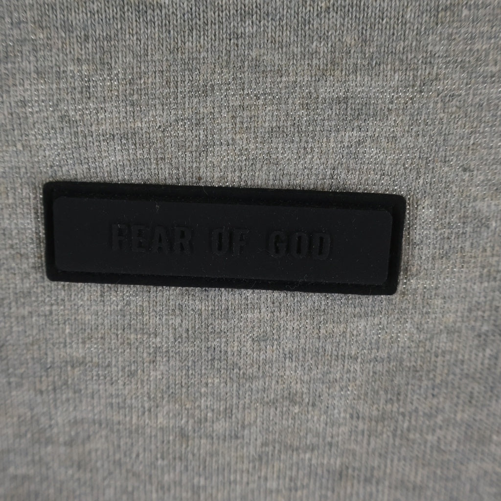 FEAR OF GOD ESSENTIALS(フィアオブゴッド エッセンシャルズ) V NECK JERSEY ラバーロゴ Vネック ヘビーオンス半袖Tシャツ グレー