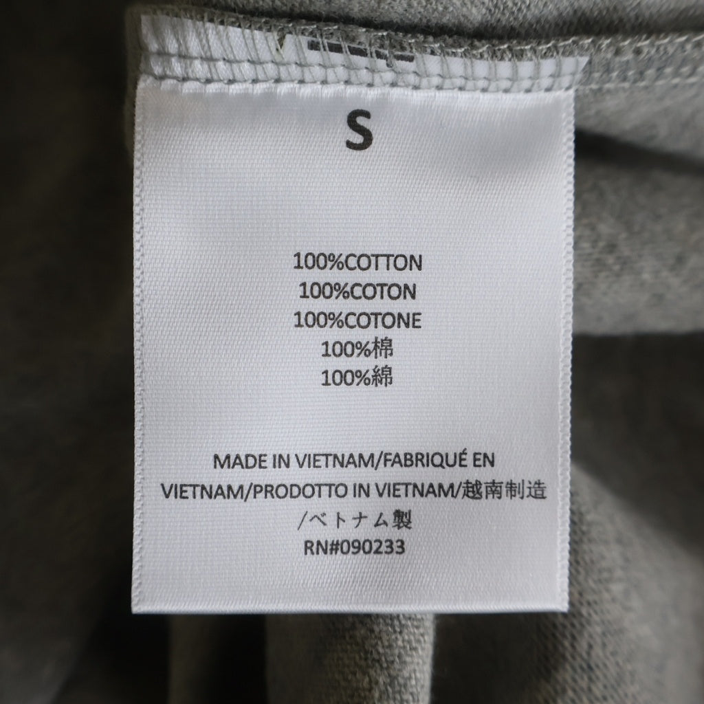 FEAR OF GOD ESSENTIALS(フィアオブゴッド エッセンシャルズ) V NECK JERSEY ラバーロゴ Vネック ヘビーオンス半袖Tシャツ グレー