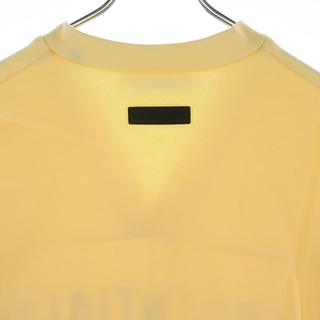 FEAR OF GOD ESSENTIALS(フィアオブゴッド エッセンシャルズ) V NECK JERSEY ラバーロゴ Vネック ヘビーオンス半袖Tシャツ イエロー