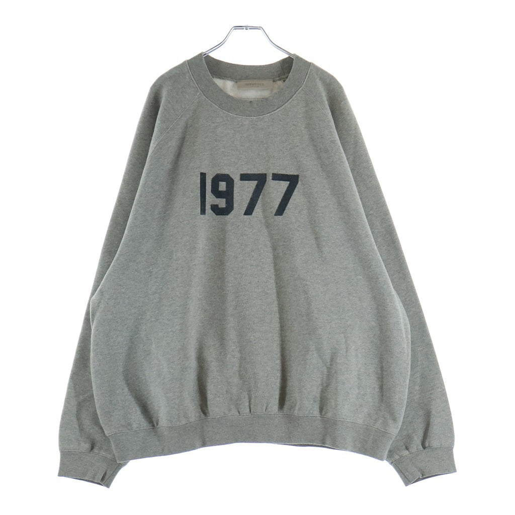 FEAR OF GOD ESSENTIALS(フィアオブゴッド エッセンシャルズ) SWEATSHIRT 1977 フェルトロゴ クルーネックスウェットトレーナー グレー