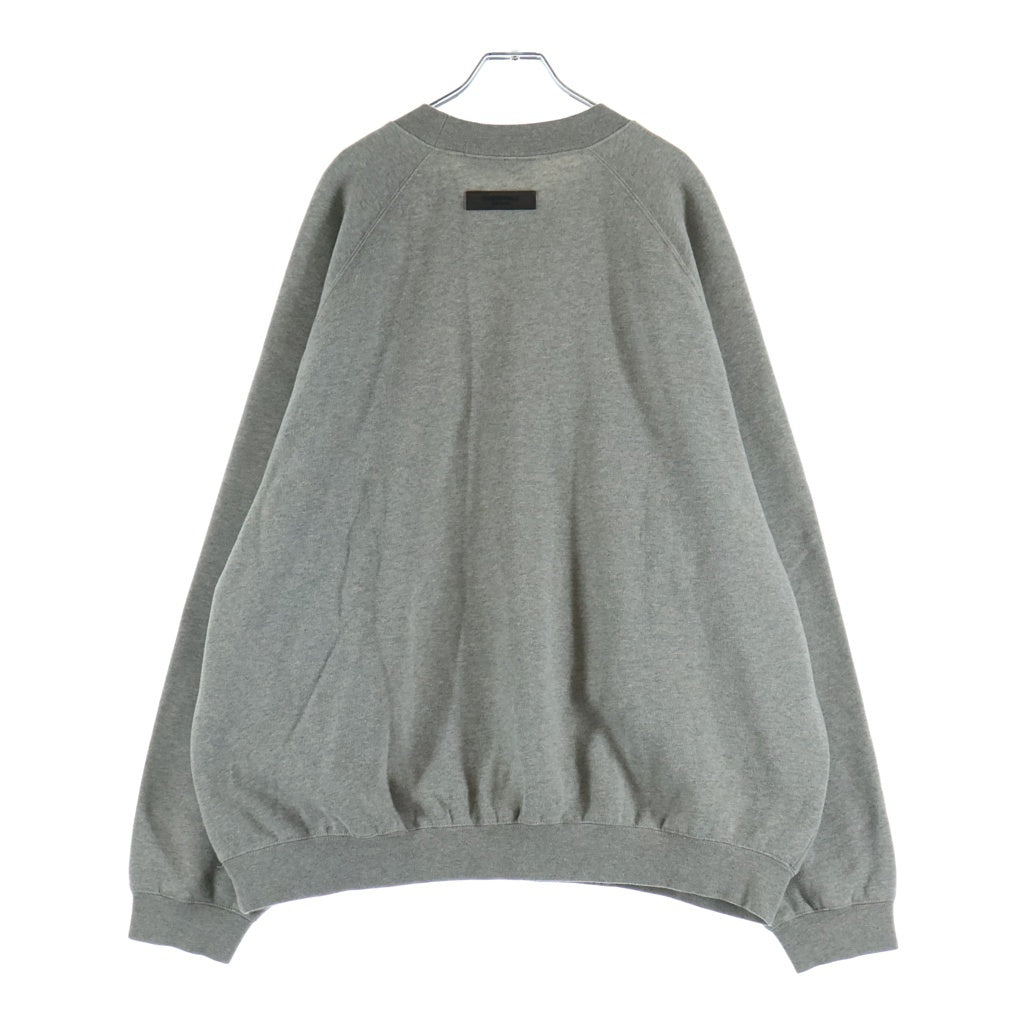 FEAR OF GOD ESSENTIALS(フィアオブゴッド エッセンシャルズ) SWEATSHIRT 1977 フェルトロゴ クルーネックスウェットトレーナー グレー