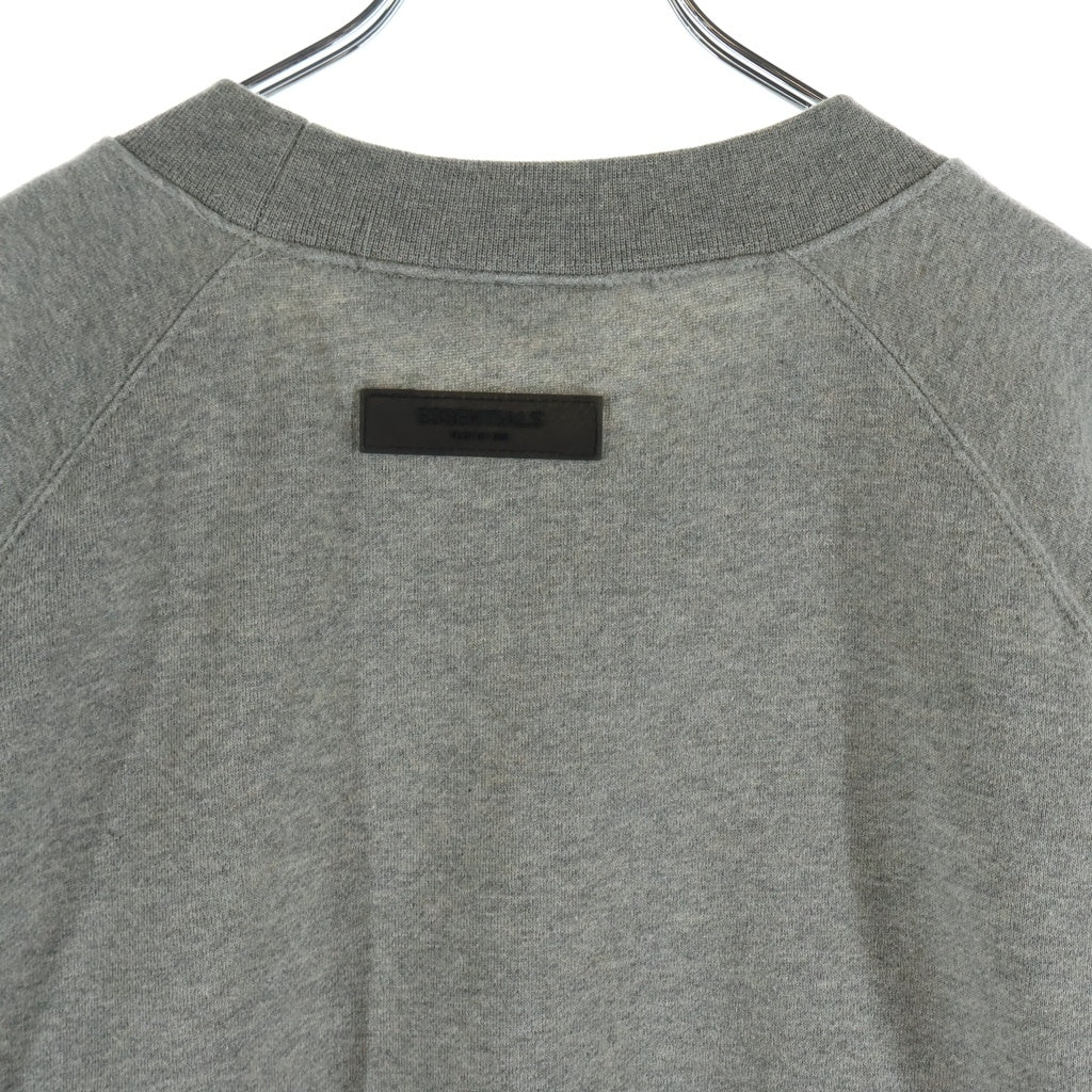FEAR OF GOD ESSENTIALS(フィアオブゴッド エッセンシャルズ) SWEATSHIRT 1977 フェルトロゴ クルーネックスウェットトレーナー グレー