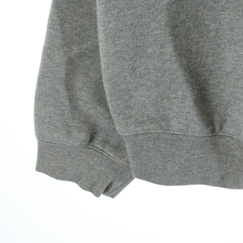 FEAR OF GOD ESSENTIALS(フィアオブゴッド エッセンシャルズ) SWEATSHIRT 1977 フェルトロゴ クルーネックスウェットトレーナー グレー