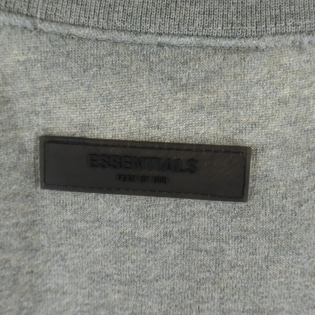 FEAR OF GOD ESSENTIALS(フィアオブゴッド エッセンシャルズ) SWEATSHIRT 1977 フェルトロゴ クルーネックスウェットトレーナー グレー