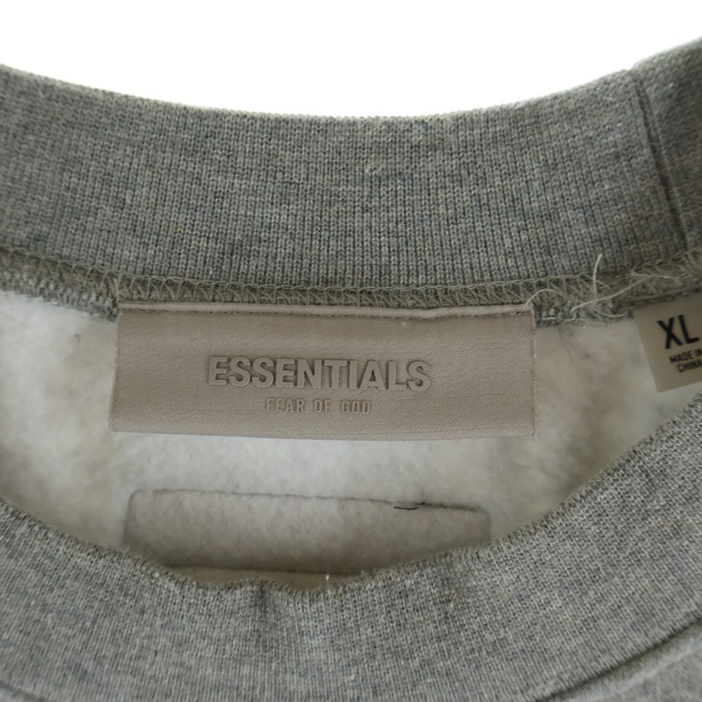 FEAR OF GOD ESSENTIALS(フィアオブゴッド エッセンシャルズ) SWEATSHIRT 1977 フェルトロゴ クルーネックスウェットトレーナー グレー