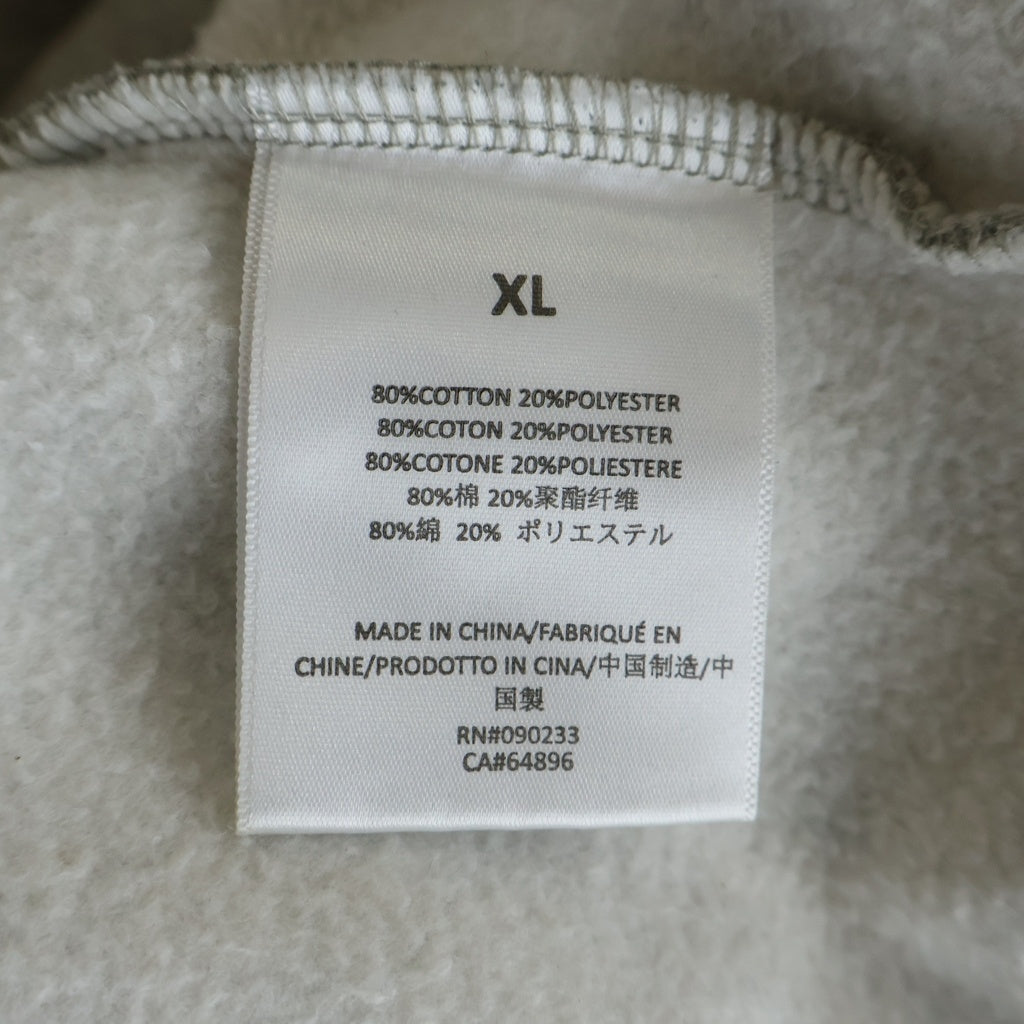 FEAR OF GOD ESSENTIALS(フィアオブゴッド エッセンシャルズ) SWEATSHIRT 1977 フェルトロゴ クルーネックスウェットトレーナー グレー