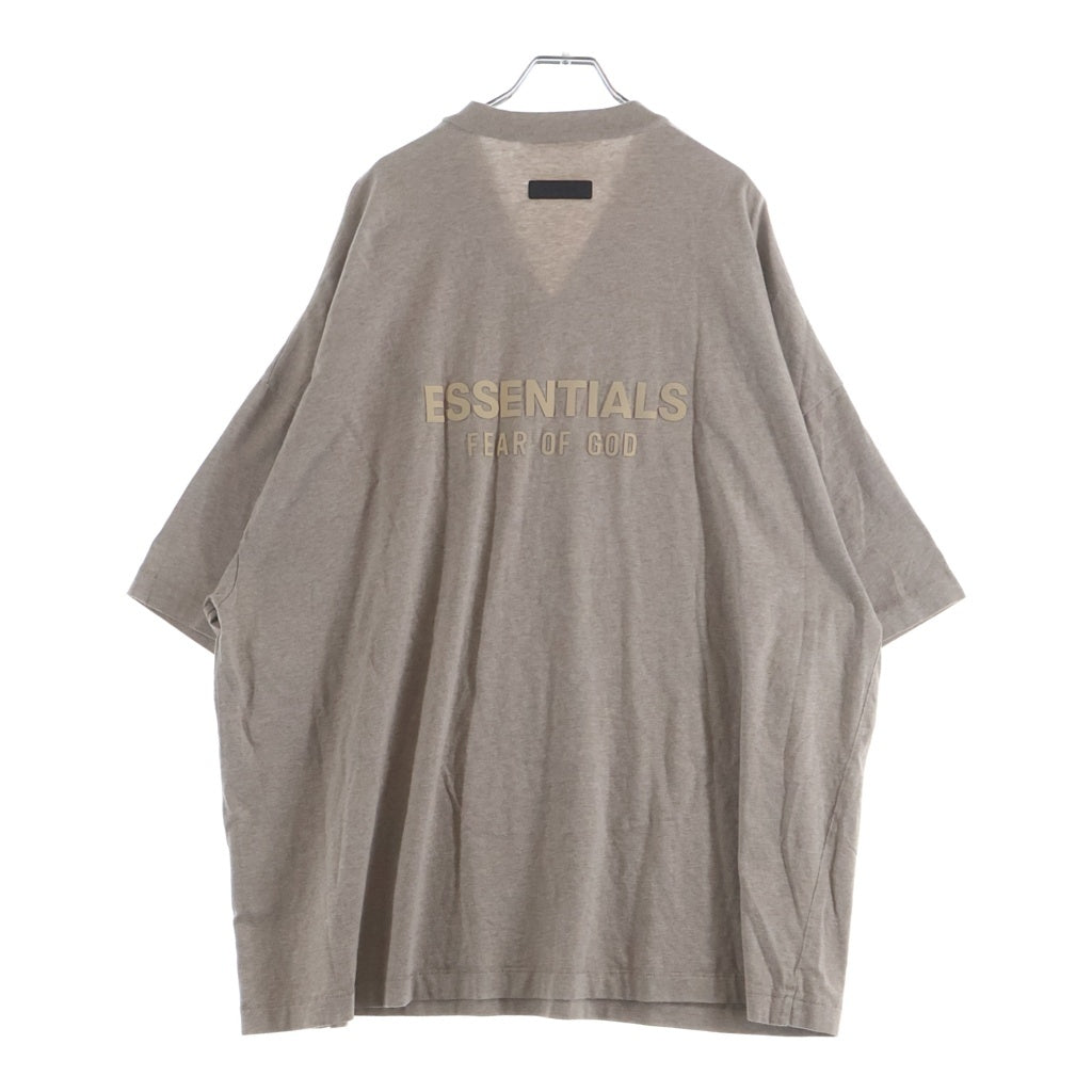 FEAR OF GOD ESSENTIALS(フィアオブゴッド エッセンシャルズ) V NECK S/S T-SHIRT ラバーロゴ Vネック半袖Tシャツ ベージュ