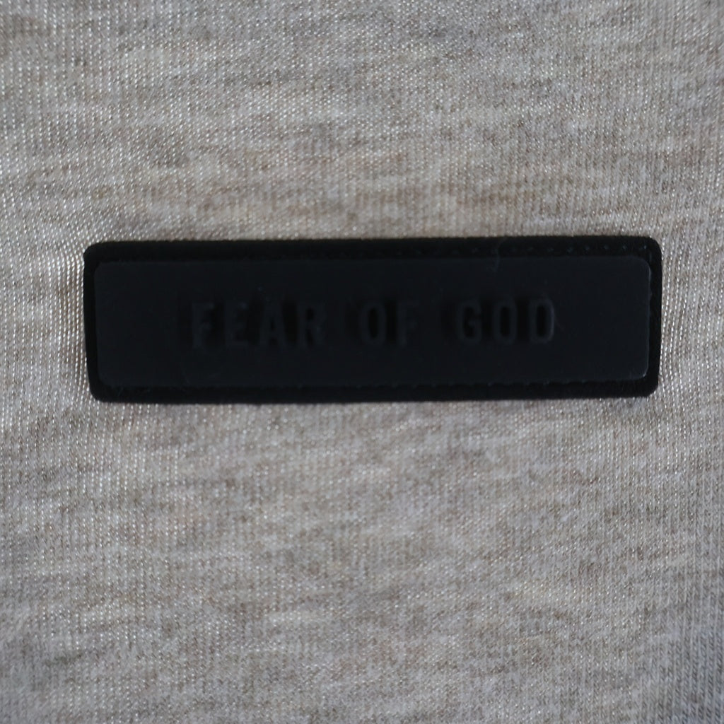 FEAR OF GOD ESSENTIALS(フィアオブゴッド エッセンシャルズ) V NECK S/S T-SHIRT ラバーロゴ Vネック半袖Tシャツ ベージュ