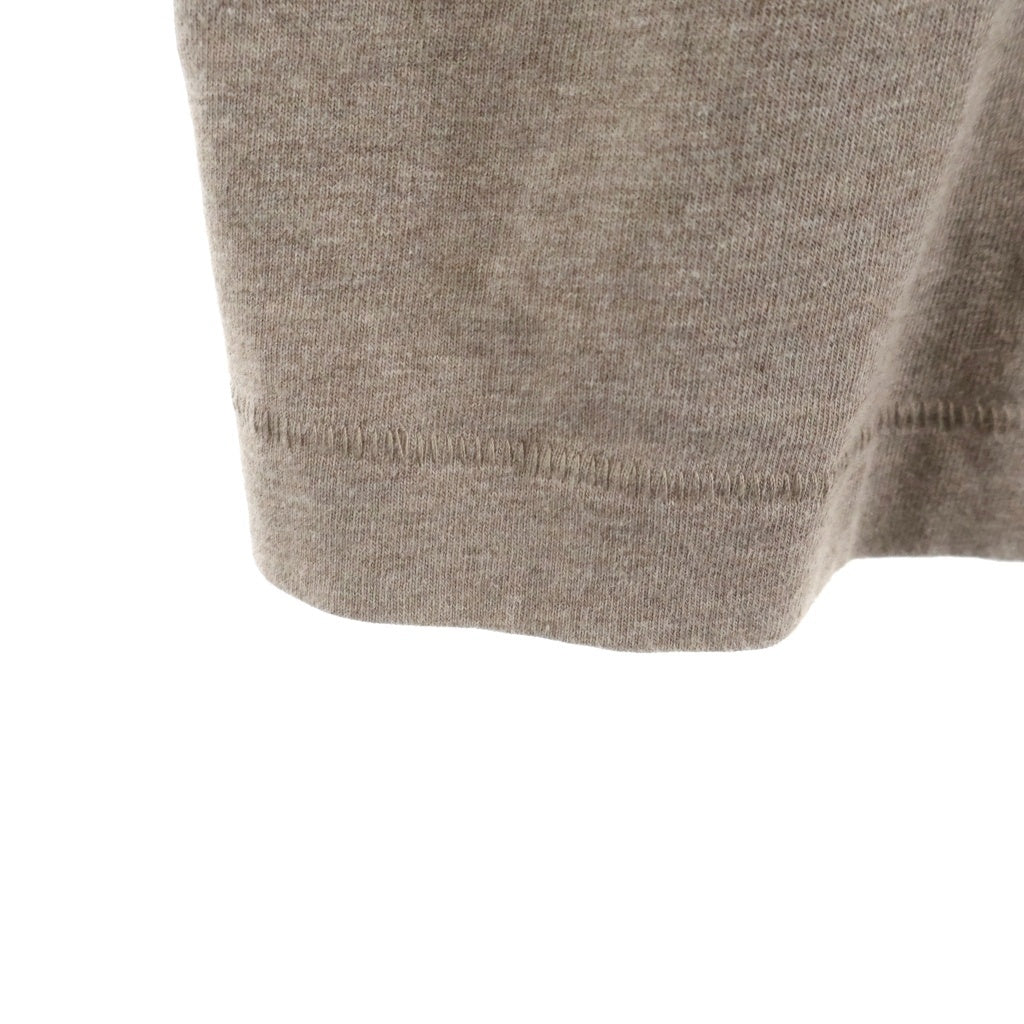 FEAR OF GOD ESSENTIALS(フィアオブゴッド エッセンシャルズ) V NECK S/S T-SHIRT ラバーロゴ Vネック半袖Tシャツ ベージュ