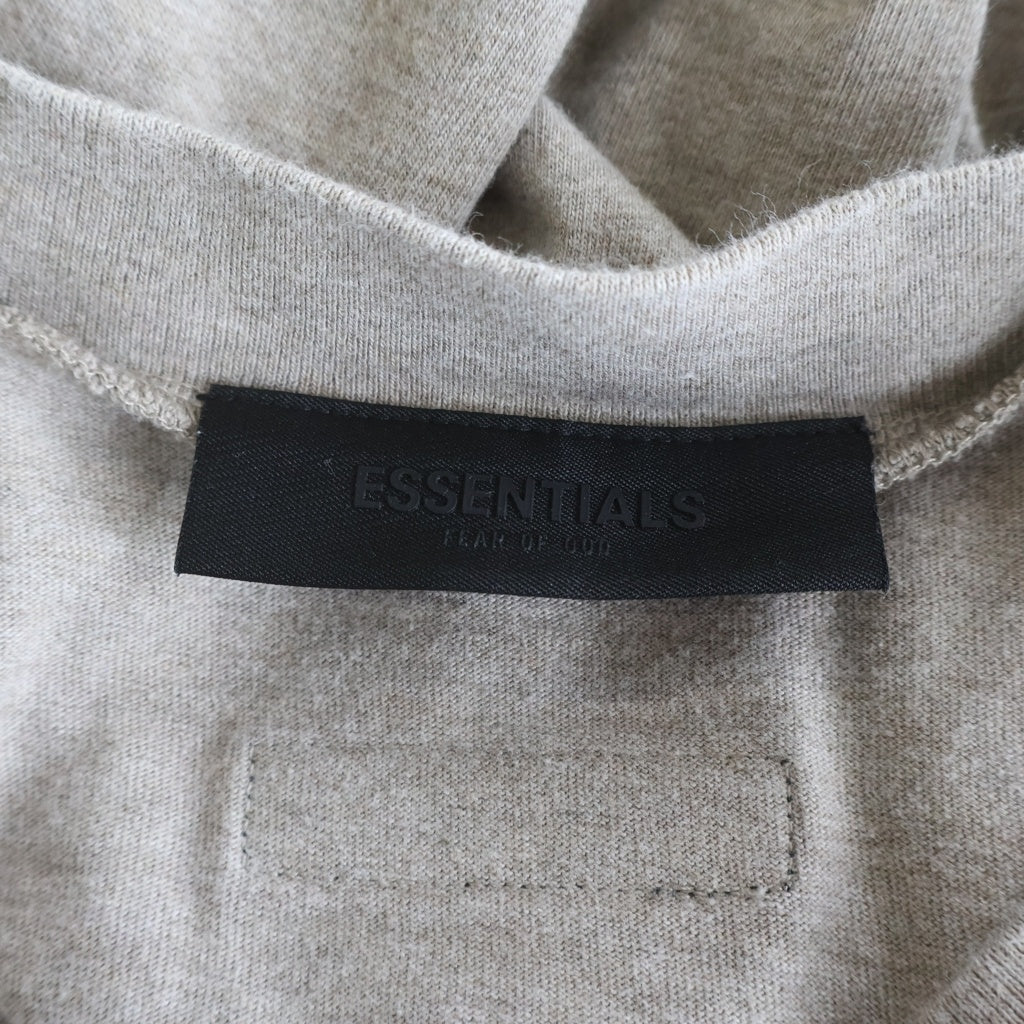 FEAR OF GOD ESSENTIALS(フィアオブゴッド エッセンシャルズ) V NECK S/S T-SHIRT ラバーロゴ Vネック半袖Tシャツ ベージュ