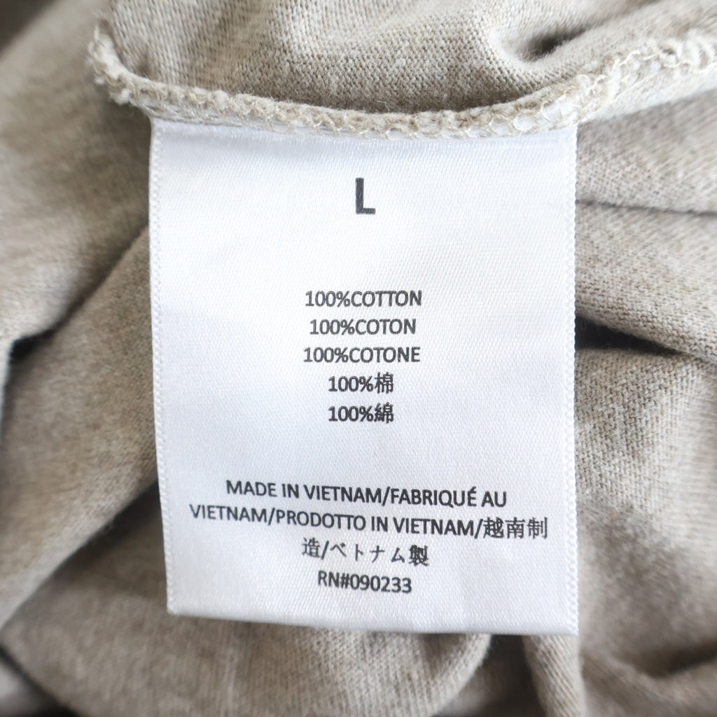 FEAR OF GOD ESSENTIALS(フィアオブゴッド エッセンシャルズ) V NECK S/S T-SHIRT ラバーロゴ Vネック半袖Tシャツ ベージュ