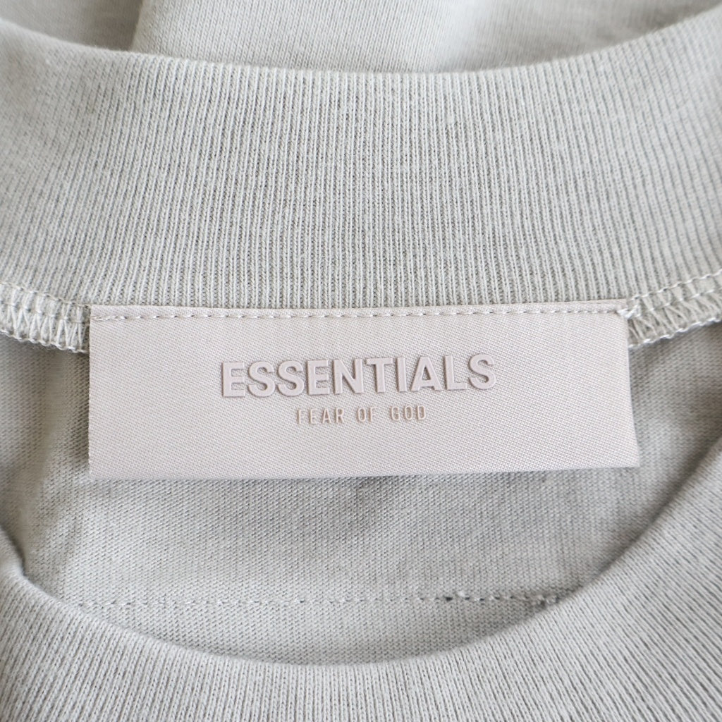 FEAR OF GOD ESSENTIALS(フィアオブゴッド エッセンシャルズ) S/S T-SHIRT フェルトロゴ 半袖Tシャツ ベージュ