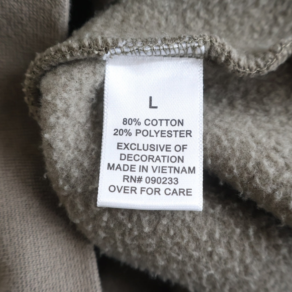 FEAR OF GOD ESSENTIALS(フィアオブゴッド エッセンシャルズ) MOCK NECK SWEATSHIRT リフレクターロゴ モックネックスウェットトレーナー ベージュ