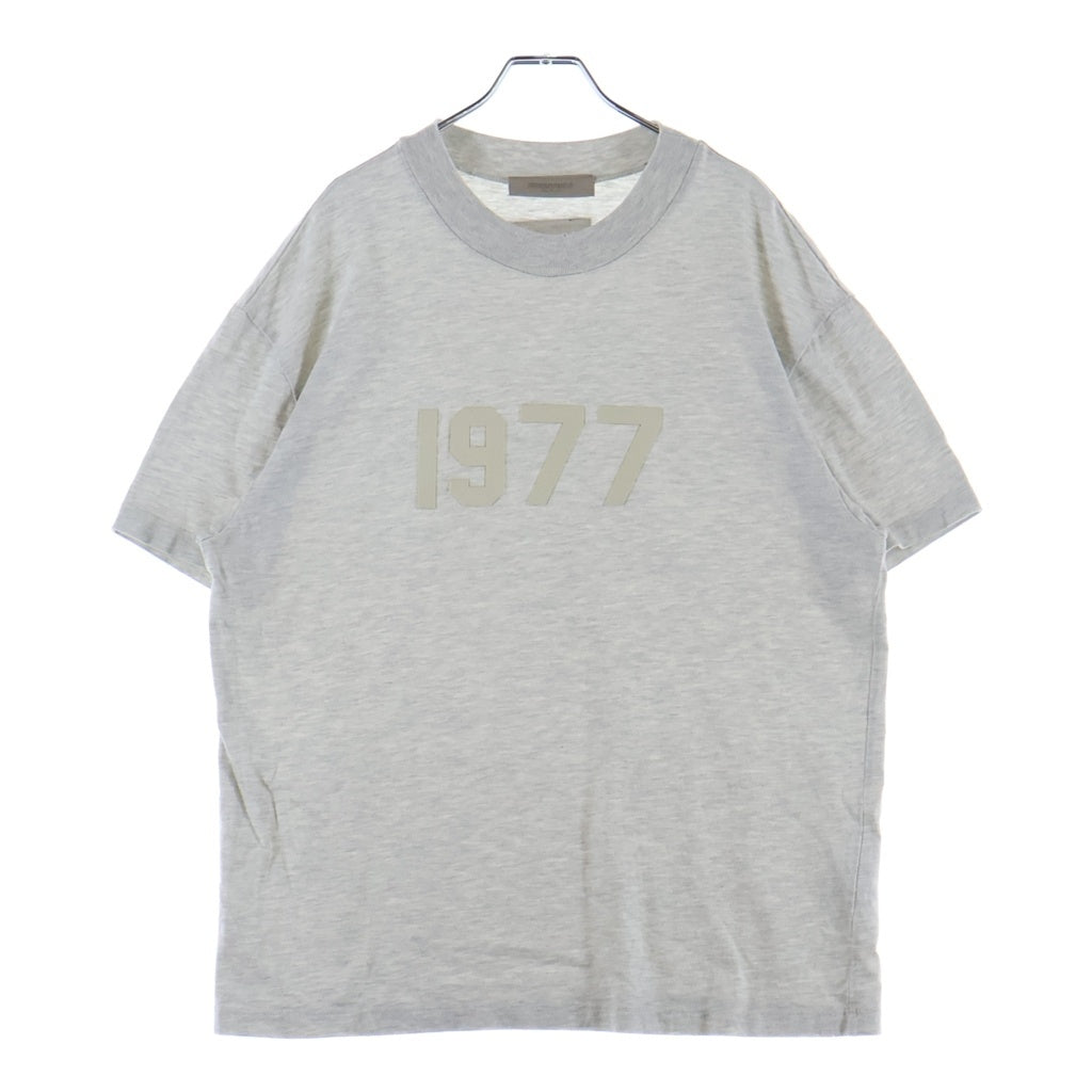 FEAR OF GOD ESSENTIALS(フィアオブゴッド エッセンシャルズ) S/S T-SHIRT 1977 半袖Tシャツ グレージュ