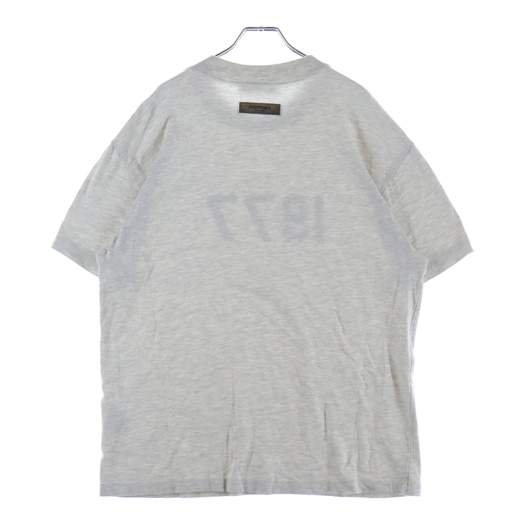 FEAR OF GOD ESSENTIALS(フィアオブゴッド エッセンシャルズ) S/S T-SHIRT 1977 半袖Tシャツ グレージュ