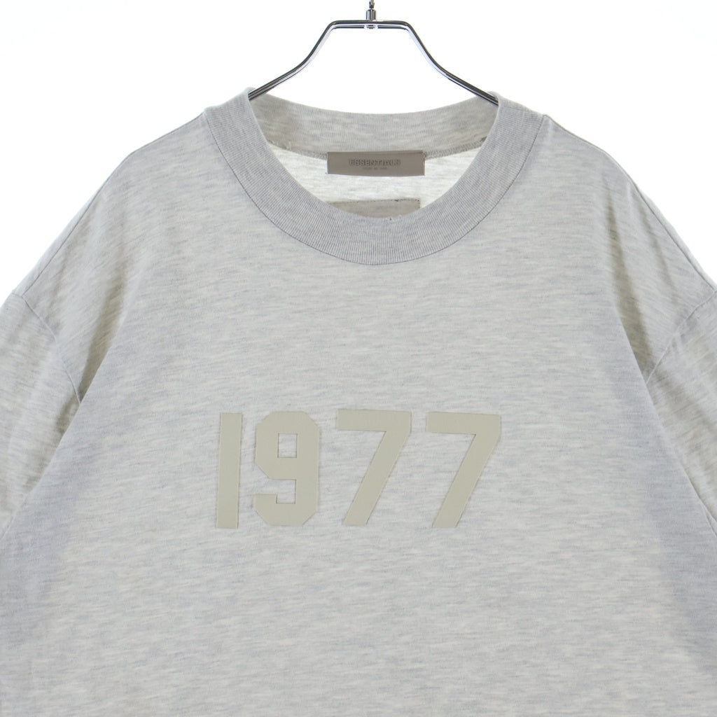 FEAR OF GOD ESSENTIALS(フィアオブゴッド エッセンシャルズ) S/S T-SHIRT 1977 半袖Tシャツ グレージュ