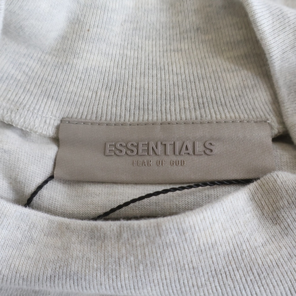 FEAR OF GOD ESSENTIALS(フィアオブゴッド エッセンシャルズ) L/S T-SHIRT フェルトロゴ 長袖Tシャツ ロンT グレージュ
