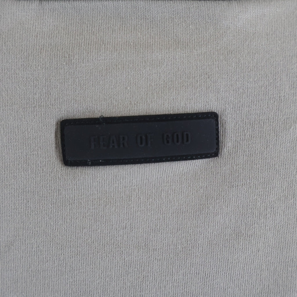 FEAR OF GOD ESSENTIALS(フィアオブゴッド エッセンシャルズ) S/S T-SHIRT ラバーロゴ 半袖Tシャツ ベージュ