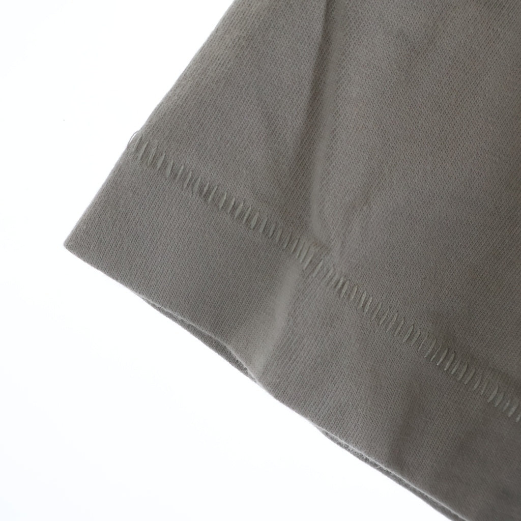 FEAR OF GOD ESSENTIALS(フィアオブゴッド エッセンシャルズ) S/S T-SHIRT ラバーロゴ 半袖Tシャツ ベージュ