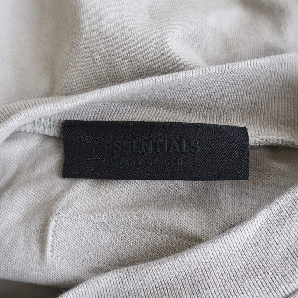 FEAR OF GOD ESSENTIALS(フィアオブゴッド エッセンシャルズ) S/S T-SHIRT ラバーロゴ 半袖Tシャツ ベージュ