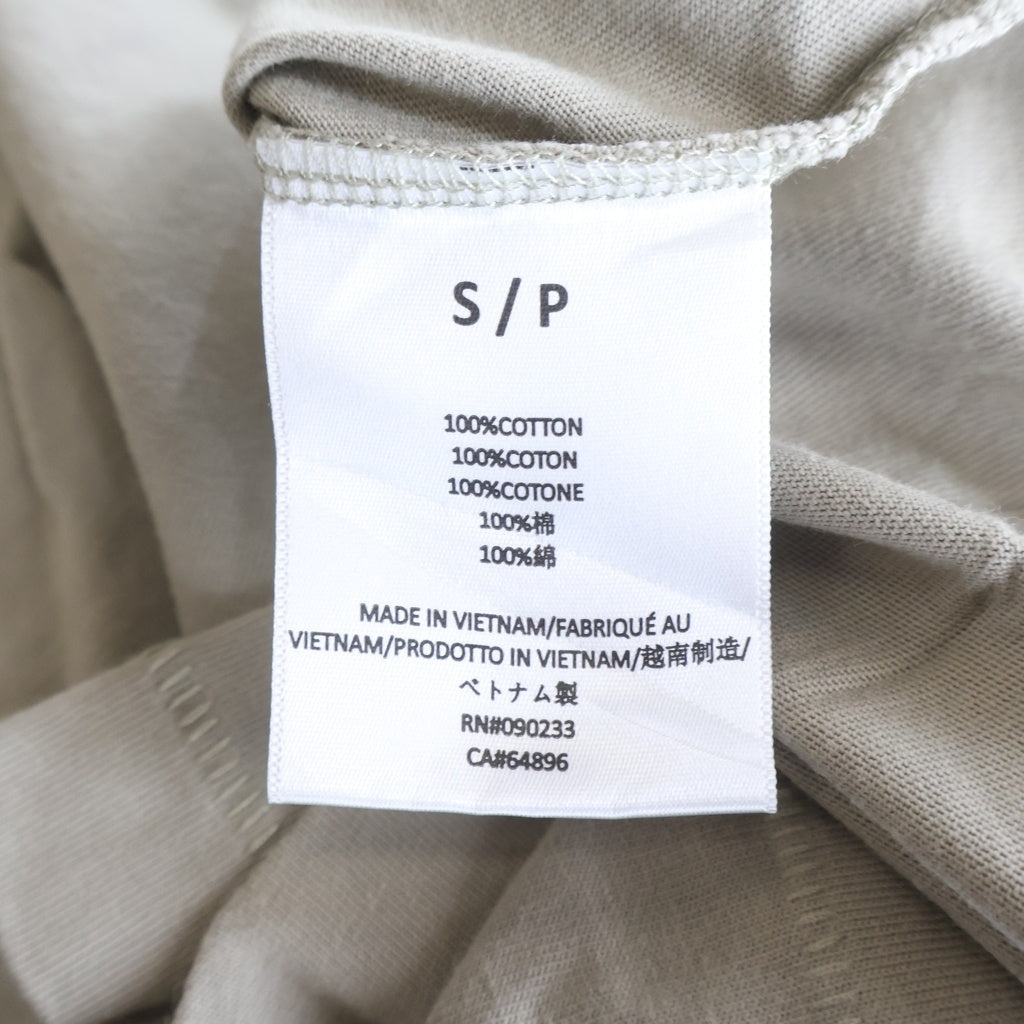 FEAR OF GOD ESSENTIALS(フィアオブゴッド エッセンシャルズ) S/S T-SHIRT ラバーロゴ 半袖Tシャツ ベージュ