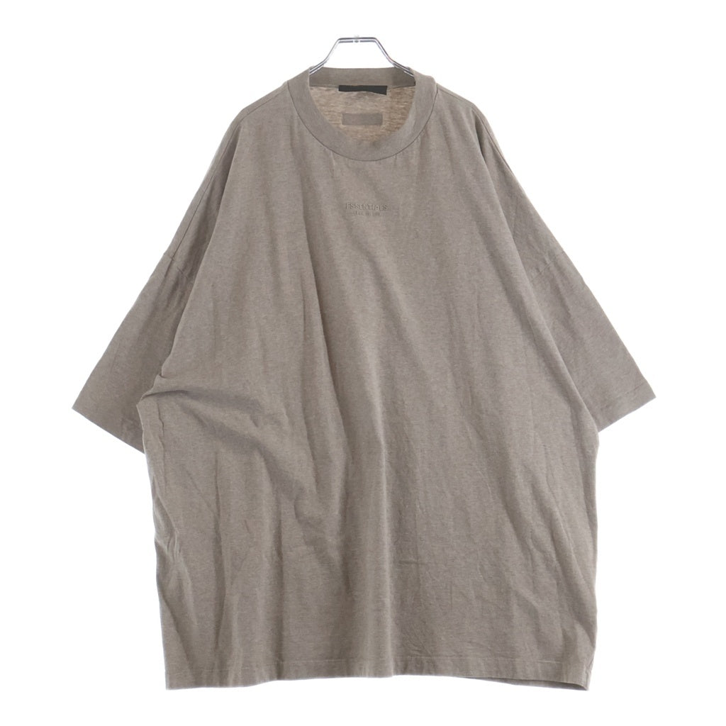 FEAR OF GOD ESSENTIALS(フィアオブゴッド エッセンシャルズ) S/S T-SHIRT ラバーロゴ 半袖Tシャツ ベージュ