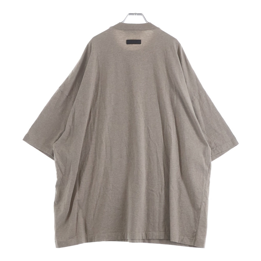 FEAR OF GOD ESSENTIALS(フィアオブゴッド エッセンシャルズ) S/S T-SHIRT ラバーロゴ 半袖Tシャツ ベージュ