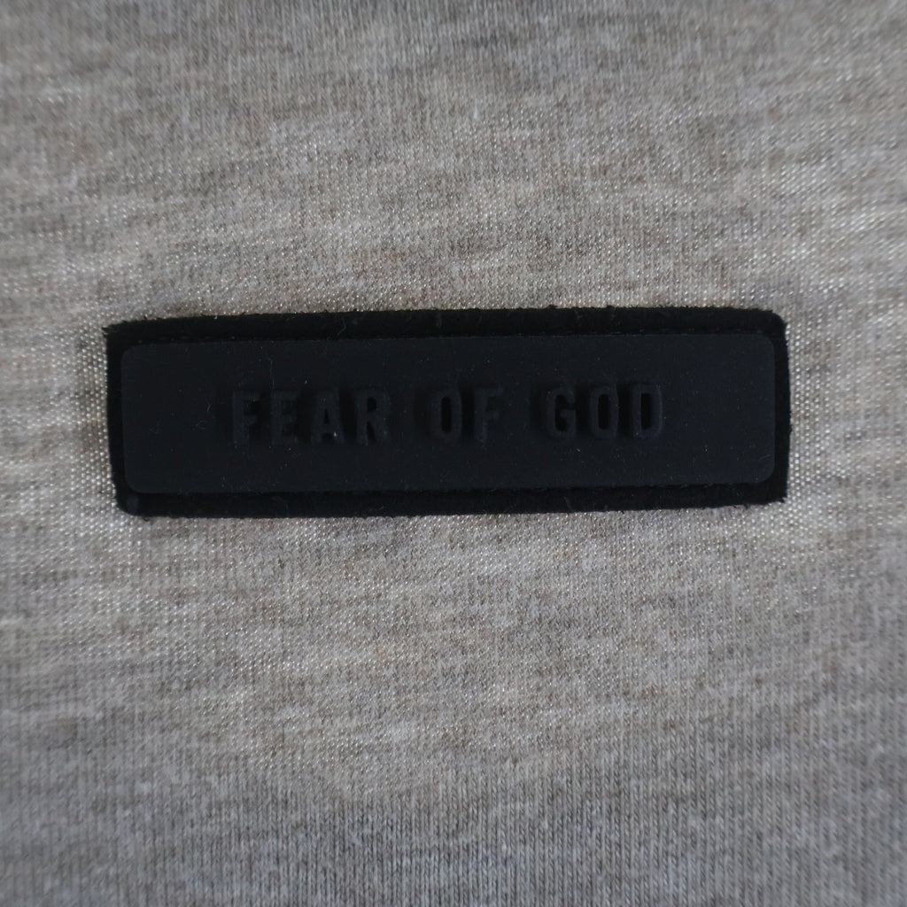 FEAR OF GOD ESSENTIALS(フィアオブゴッド エッセンシャルズ) S/S T-SHIRT ラバーロゴ 半袖Tシャツ ベージュ
