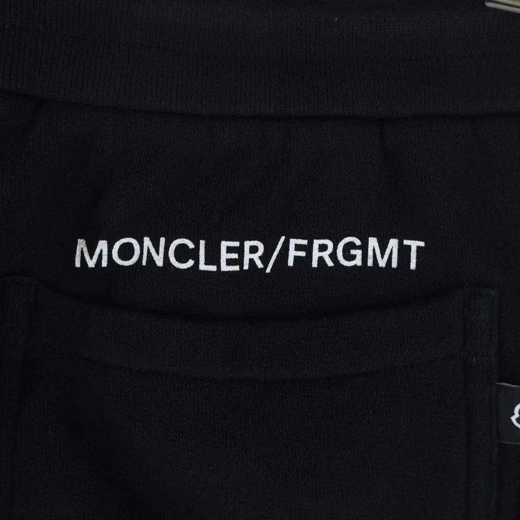 MONCLER GENIUS(モンクレール ジーニアス) ×FRAGMENT HIROSHI FUJIWARA SHORT PANT フラグメントデザイン 藤原ヒロシ ロゴワッペン スウェットハーフパンツ ブラック I209U8H00003