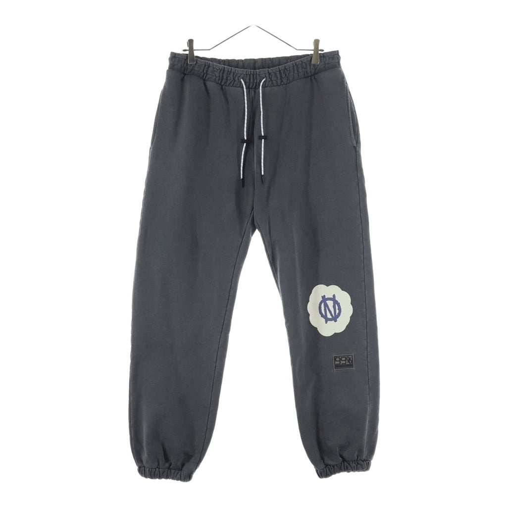 99%is(ナインティナインパーセントイズ) OUR STORY WiLL BE H1%STORY PANTS ロゴ付き スウェットパンツ グレー