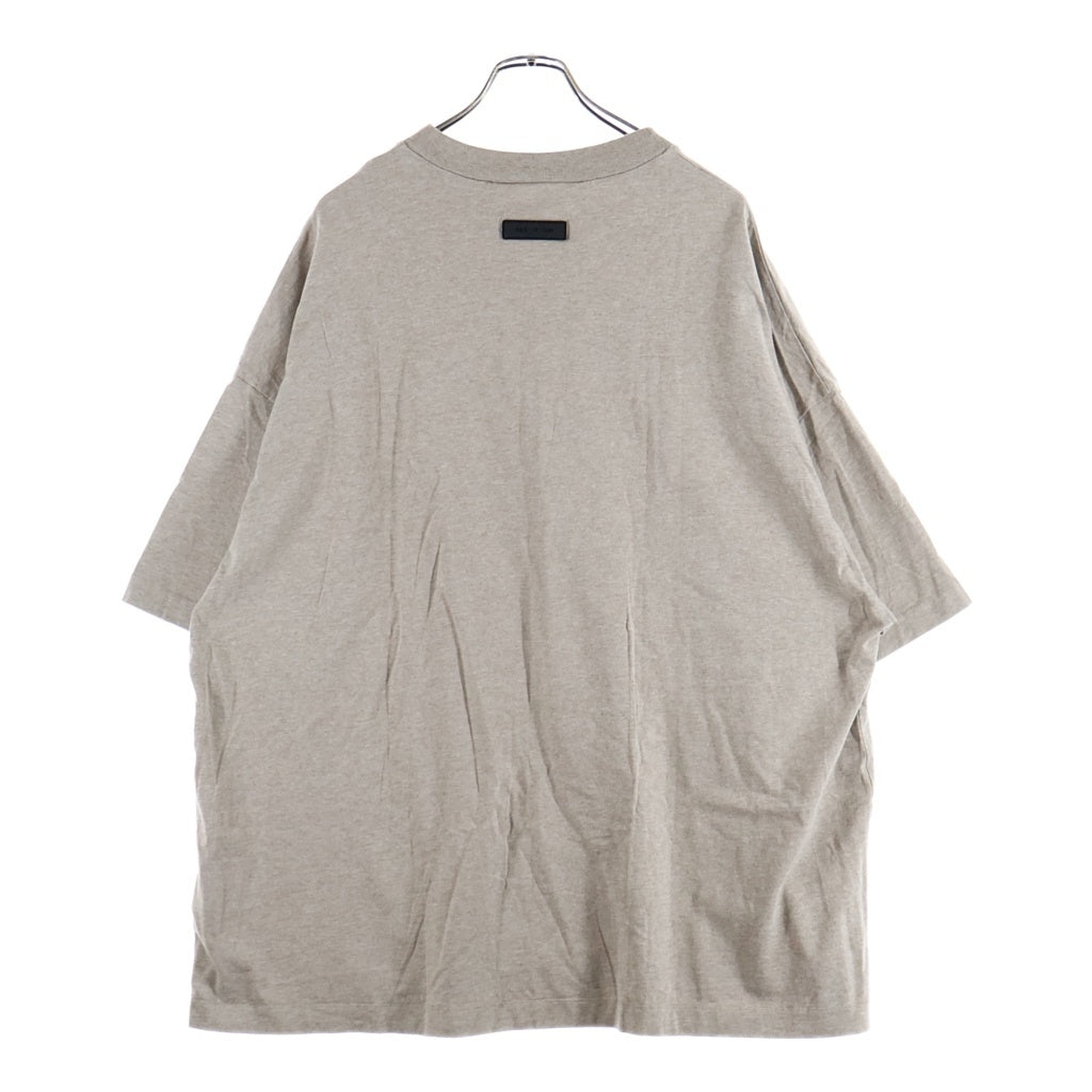 FEAR OF GOD ESSENTIALS(フィアオブゴッド エッセンシャルズ) S/S T-SHIRT フロントラバーロゴ 半袖Tシャツ ベージュ