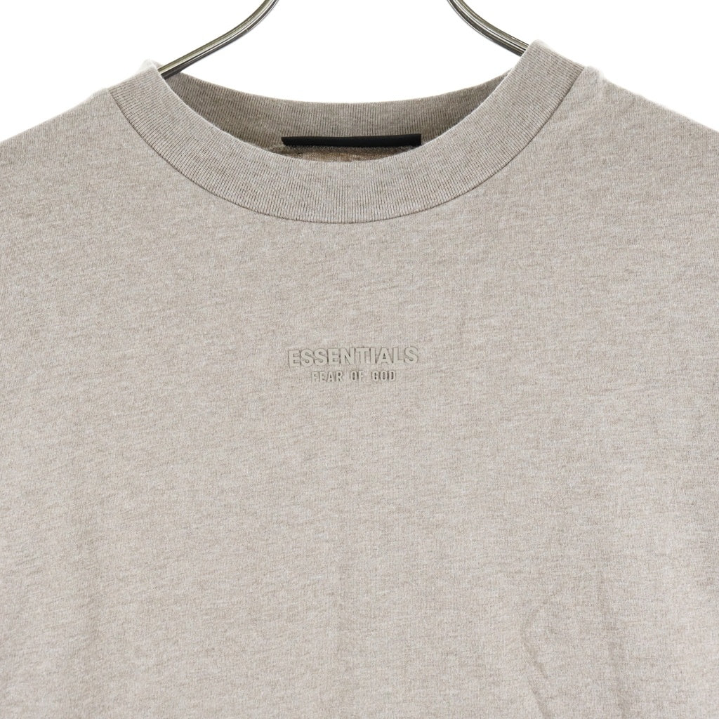 FEAR OF GOD ESSENTIALS(フィアオブゴッド エッセンシャルズ) S/S T-SHIRT フロントラバーロゴ 半袖Tシャツ ベージュ