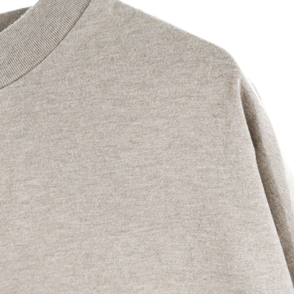 FEAR OF GOD ESSENTIALS(フィアオブゴッド エッセンシャルズ) S/S T-SHIRT フロントラバーロゴ 半袖Tシャツ ベージュ