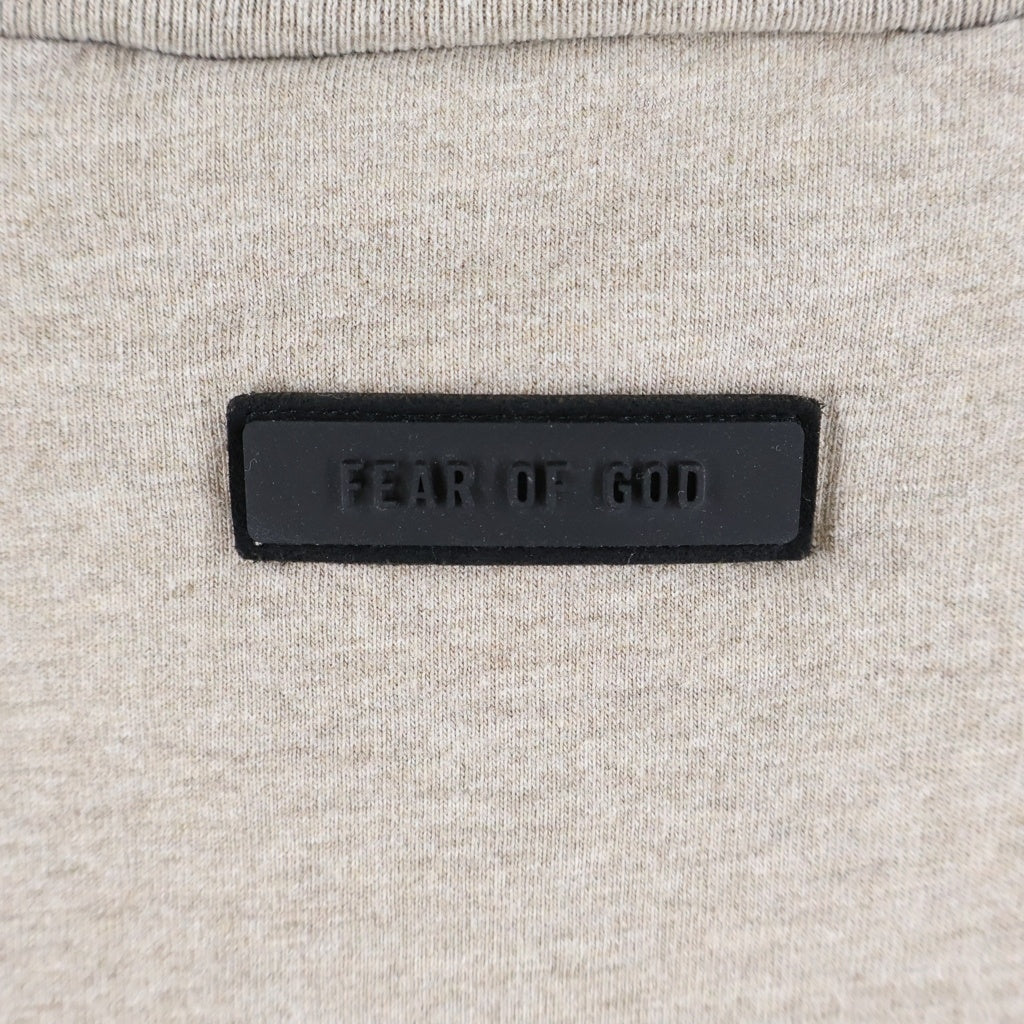 FEAR OF GOD ESSENTIALS(フィアオブゴッド エッセンシャルズ) S/S T-SHIRT フロントラバーロゴ 半袖Tシャツ ベージュ