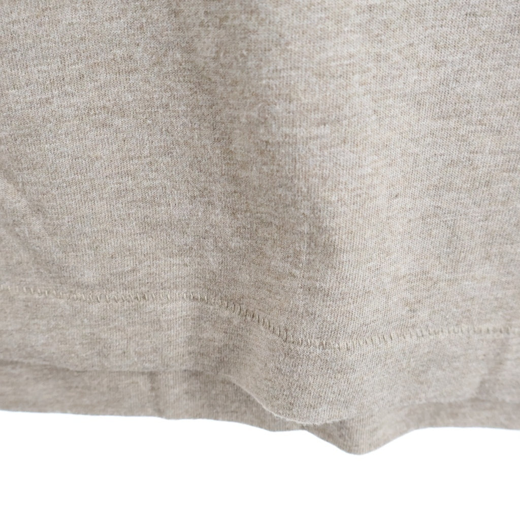 FEAR OF GOD ESSENTIALS(フィアオブゴッド エッセンシャルズ) S/S T-SHIRT フロントラバーロゴ 半袖Tシャツ ベージュ
