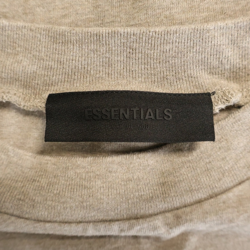 FEAR OF GOD ESSENTIALS(フィアオブゴッド エッセンシャルズ) S/S T-SHIRT フロントラバーロゴ 半袖Tシャツ ベージュ