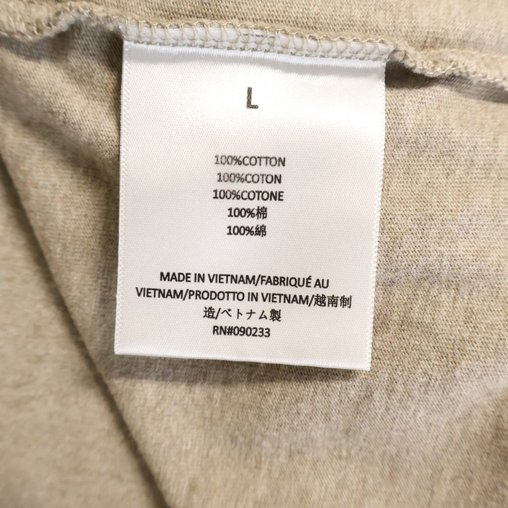 FEAR OF GOD ESSENTIALS(フィアオブゴッド エッセンシャルズ) S/S T-SHIRT フロントラバーロゴ 半袖Tシャツ ベージュ