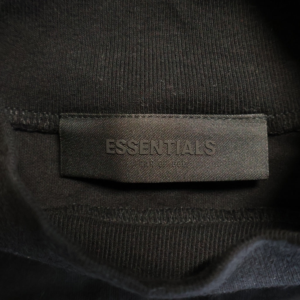 FEAR OF GOD ESSENTIALS(フィアオブゴッド エッセンシャルズ) S/S T-SHIRT フロントラバーロゴ 半袖Tシャツ ブラック