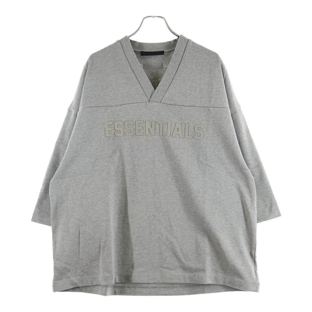 FEAR OF GOD ESSENTIALS(フィアオブゴッド エッセンシャルズ) V NECK JERSEY ラバーロゴ Vネックジャージー 半袖Tシャツ グレー