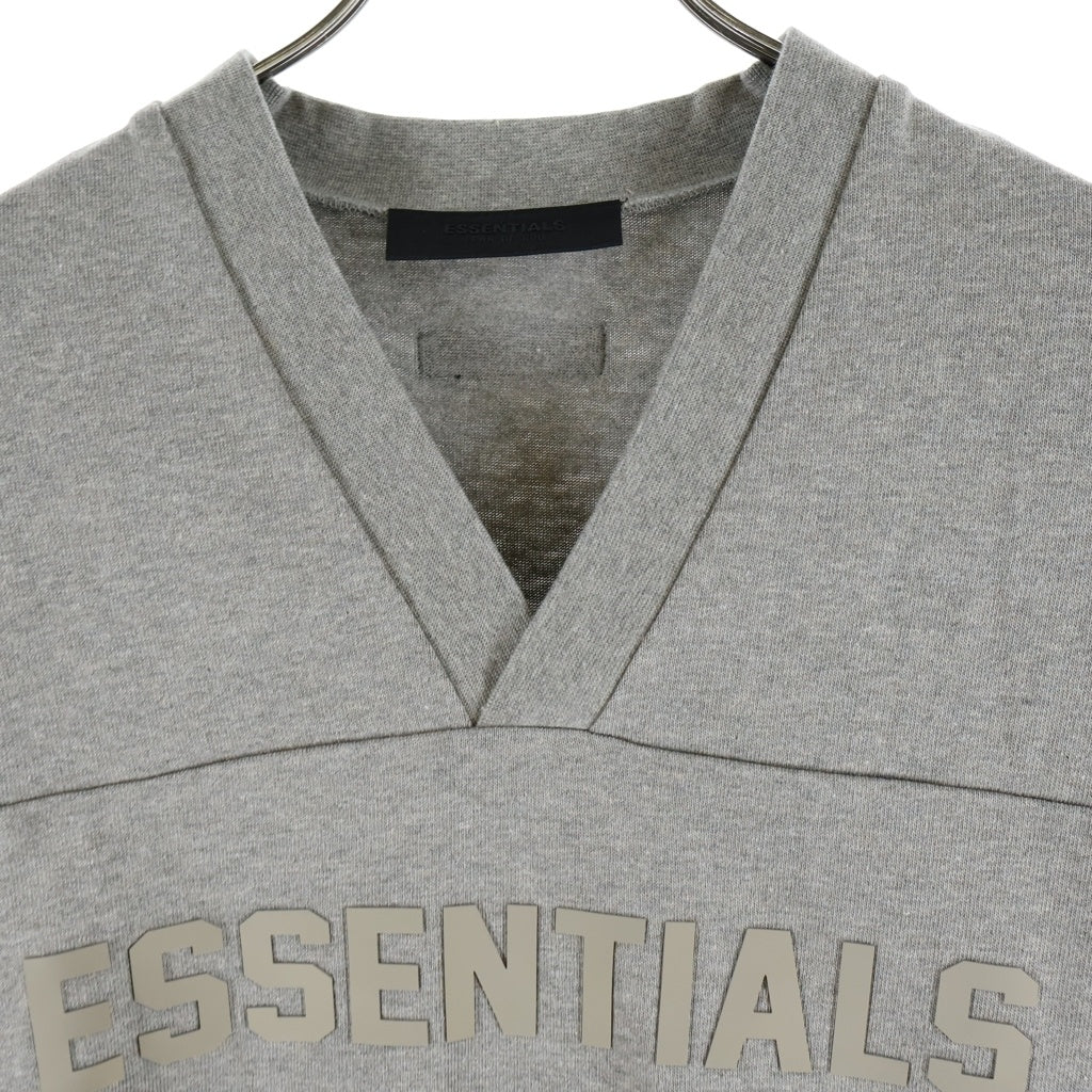 FEAR OF GOD ESSENTIALS(フィアオブゴッド エッセンシャルズ) V NECK JERSEY ラバーロゴ Vネックジャージー 半袖Tシャツ グレー