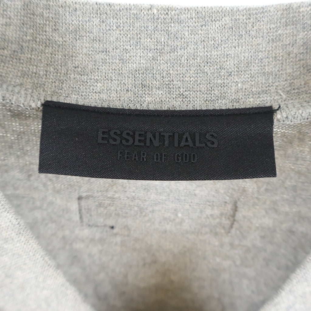 FEAR OF GOD ESSENTIALS(フィアオブゴッド エッセンシャルズ) V NECK JERSEY ラバーロゴ Vネックジャージー 半袖Tシャツ グレー