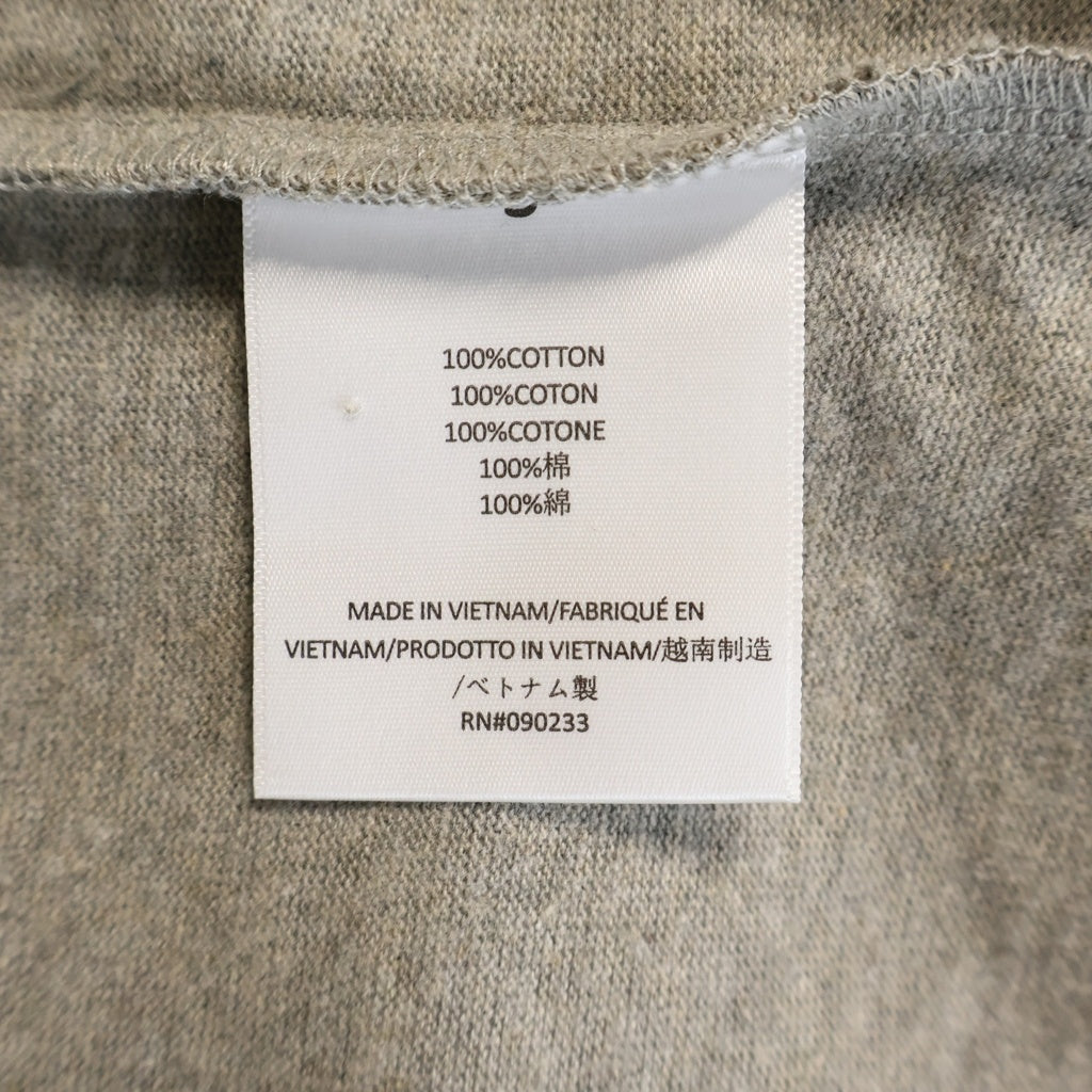 FEAR OF GOD ESSENTIALS(フィアオブゴッド エッセンシャルズ) V NECK JERSEY ラバーロゴ Vネックジャージー 半袖Tシャツ グレー