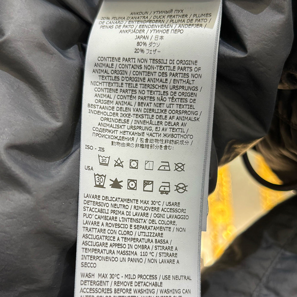 STONE ISLAND(ストーンアイランド) GARMENT DYED CRINKLE REPS RECYCLED NYLON DOWN ロゴワッペン ナイロンダウンジャケット ブラック 791540723