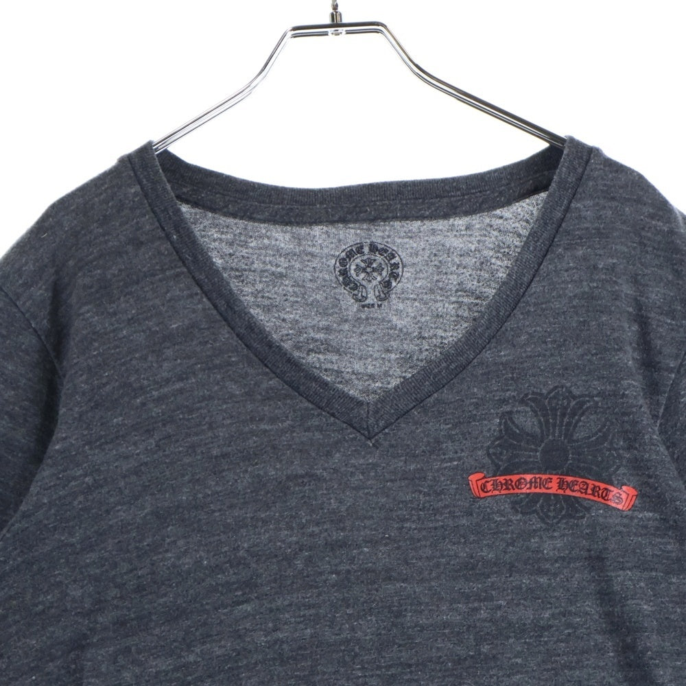 CHROME HEARTS(クロムハーツ) Horseshoe Back ホースシュー バック プリント Vネック コットン 半袖Tシャツ カットソー グレー/レッド