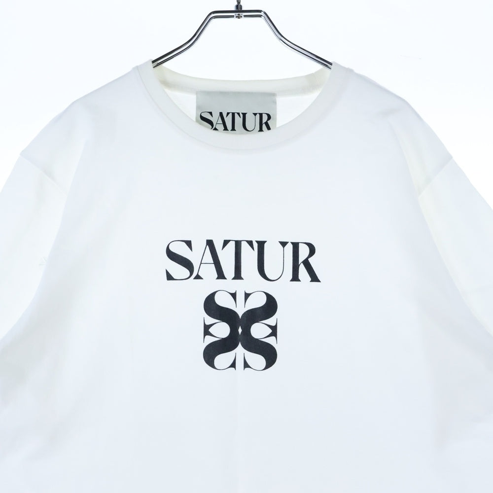 SATUR(セター) フロントロゴ プリント 半袖Tシャツ カットソー ホワイト SA23FWUT03
