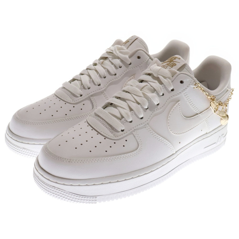 NIKE(ナイキ) WMNS AIR FORCE 1 '07 WHITE PENDATS DD1525-100 ウィメンズ エアフォース1 ホワイトペンダント チャーム付きローカットスニーカー ホワイト US W9.5/26.5cm レディース